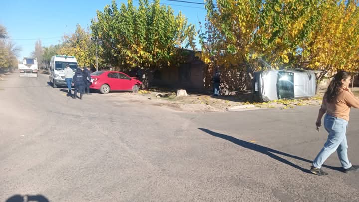 Policiales: Choque y vuelco  
